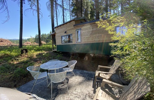 White Salmon House | Cozy Tiny House Retreat with Outdoor Sauna and Scenic Views