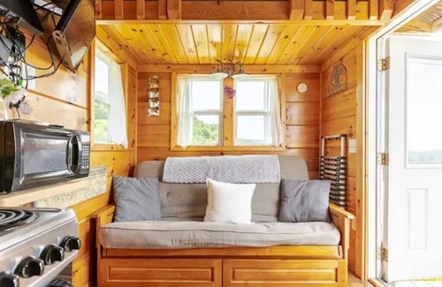Fleetwood House | Enchanting Tiny House on a Hill with Spectacular Views