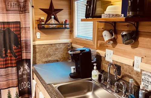 Canton House | Cozy Tiny House on Wheels with Pool and Kitchen Amenities