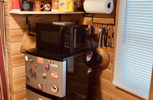 Canton House | Cozy Tiny House on Wheels with Pool and Kitchen Amenities
