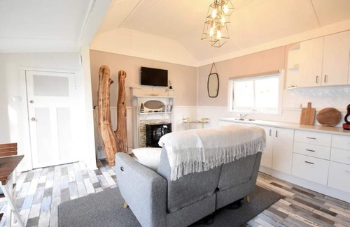 Strahan Cottage | Cozy Couples Retreat by Lettes Bay with Spa & Hot Tub