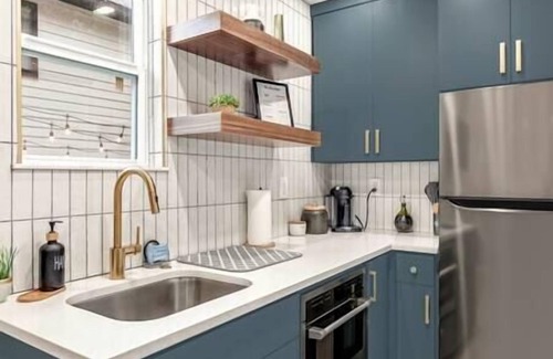 MLK House | Cozy Tiny House for 4 with Kitchen and Patio Retreat