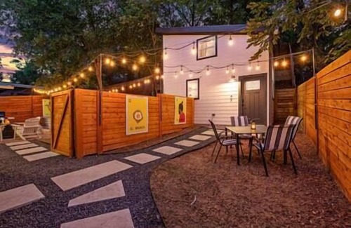 MLK House | Cozy Tiny House for 4 with Kitchen and Patio Retreat