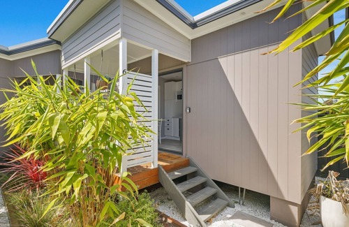 Sanctuary Point Cabin | Discover Tiny House Stayz: Enjoy 3 Nights for 2!