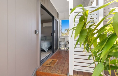 Sanctuary Point Cabin | Discover Tiny House Stayz: Enjoy 3 Nights for 2!