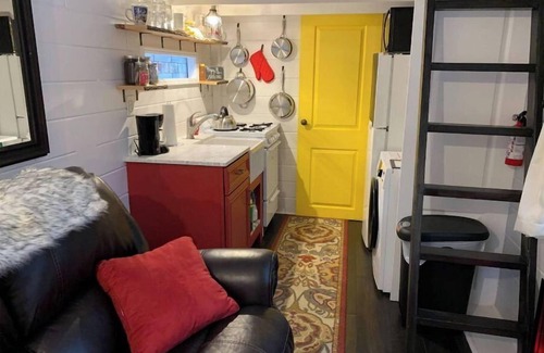 Lapeer House | Cozy Tiny House Retreat with Hot Tub in the Woods