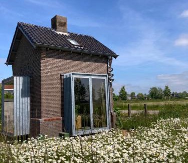 Wirdum Apartment | Cozy Tiny House: From Hoogspanning to Relaxation, Child-Friendly