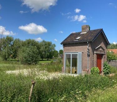 Wirdum Apartment | Cozy Tiny House: From Hoogspanning to Relaxation, Child-Friendly