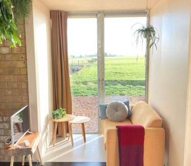 Wirdum Apartment | Cozy Tiny House: From Hoogspanning to Relaxation, Child-Friendly