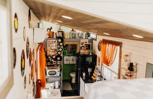 Lincoln House | Tiny house w/ Pool on water near Beaches / turf