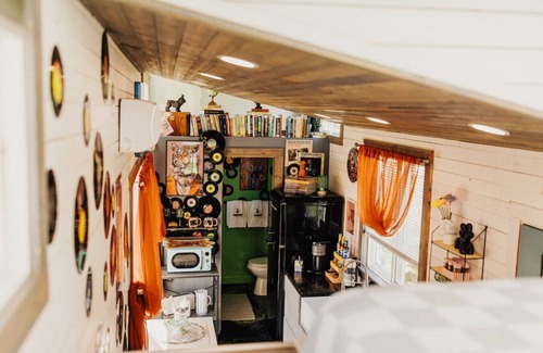 Lincoln House | Tiny house w/Pool on water near Beaches/turf