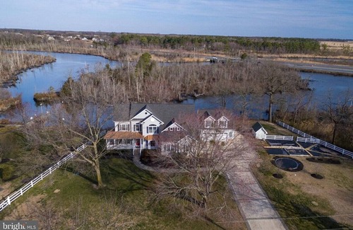 Lincoln House | Tiny house w/Pool on water near Beaches/turf