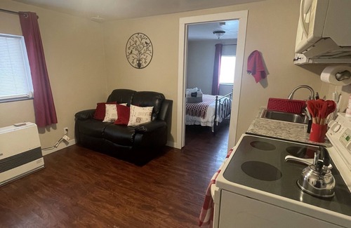 Alturas House | Cozy Tiny House with Washer, Dryer & Breakfast Included