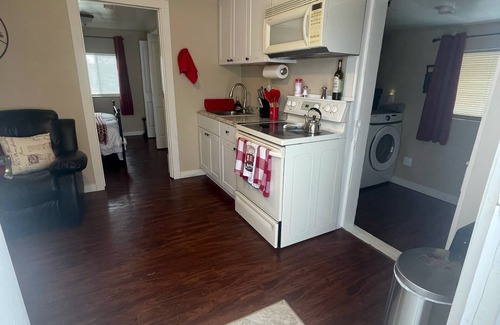 Alturas House | Cozy Tiny House with Washer, Dryer & Breakfast Included