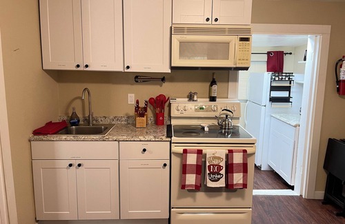 Alturas House | Cozy Tiny House with Washer, Dryer & Breakfast Included