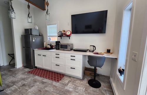 Campbell River House | Cozy Tiny House with Hot Tub Steps from the Ocean