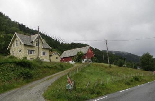 Lauvstad House | Fjordview Tiny House: Pet-Friendly & Oceanfront Escape
