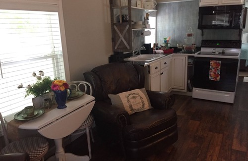 Sulphur Cottage | Cozy Tiny House Retreat with Pool & Kitchen Amenities