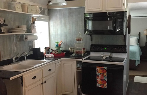 Sulphur Cottage | Cozy Tiny House Retreat with Pool & Kitchen Amenities