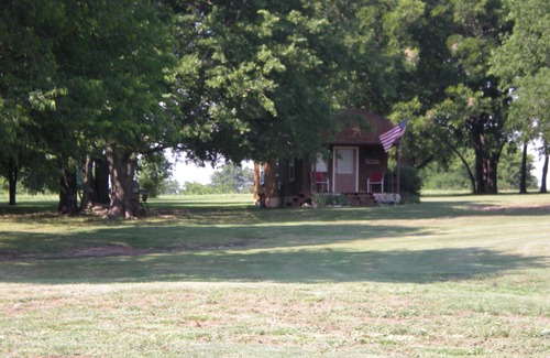 Sulphur Cottage | Cozy Tiny House Retreat with Pool & Kitchen Amenities