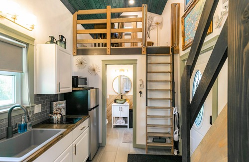 East Syracuse House | Relax in a Tiny House with Private Hot Tub & Spa Amenities