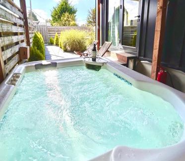 Vijfhuizen House | Cozy Tiny House with Sauna & Hot Tub near Amsterdam