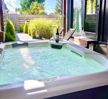 Vijfhuizen House | Cozy Tiny House with Sauna & Hot Tub near Amsterdam