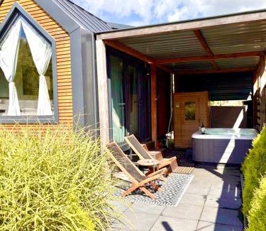 Vijfhuizen House | Cozy Tiny House with Sauna & Hot Tub near Amsterdam