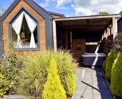 Vijfhuizen House | Cozy Tiny House with Sauna & Hot Tub near Amsterdam