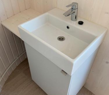 Belau Apartment | Cozy Tiny Igloo Frodo with Hot Tub & Family Amenities