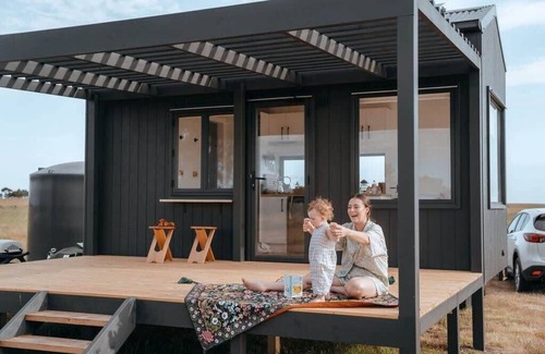 Skipton Cabin | Cozy Justyn: Lake View Retreat for Families and Friends