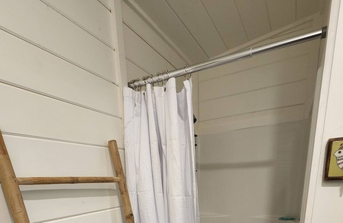 East Point Cottage | Cozy Stay Near Downtown East Point with Kitchen Access