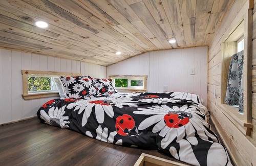 Central Point Other | Discover Tiny Living with Breakfast & Family-Friendly Charm