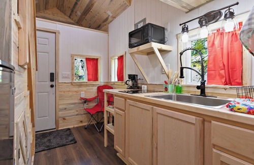 Central Point Other | Discover Tiny Living with Breakfast & Family-Friendly Charm
