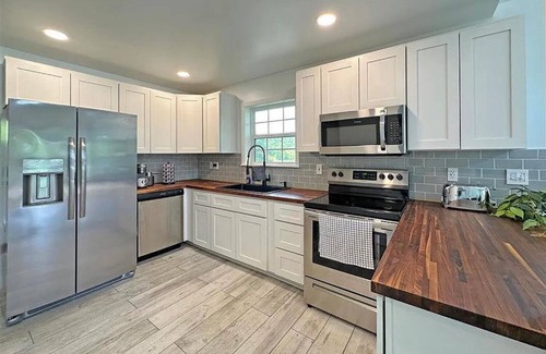 Batesville House | Exceptional Cabin Retreat on White River with Breakfast