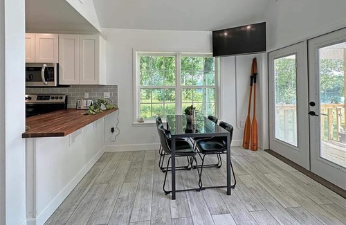 Batesville House | Exceptional Cabin Retreat on White River with Breakfast