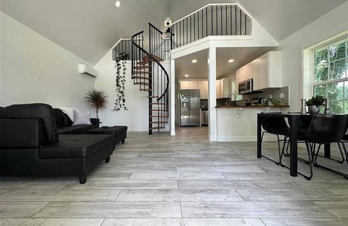 Batesville House | Exceptional Cabin Retreat on White River with Breakfast