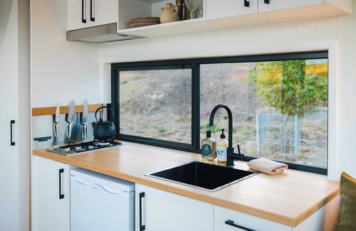 Glenlynn Cabin | Top-Rated Tiny Matilda: Pet-Friendly & Family-Ready Stay
