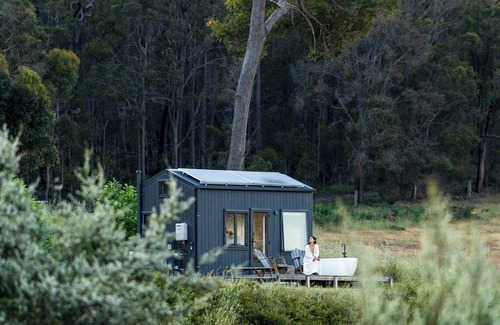 Glenlynn Cabin | Top-Rated Tiny Matilda: Pet-Friendly & Family-Ready Stay