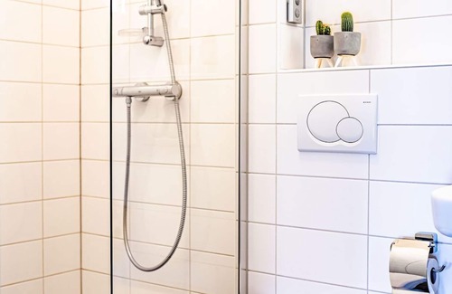 Zuid-Beijerland Hotel | Charming Tiny Parks Escape with Family-Friendly Amenities