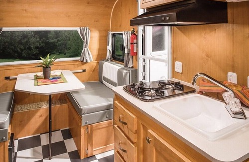 Custer House | Cozy Retro Camper with Breakfast & Family-Friendly Vibes