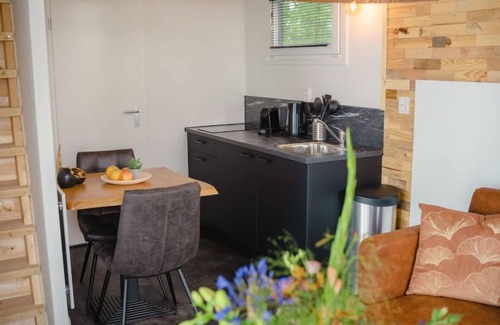 Maurik House | Escape to Tiny River House: Oceanfront Pet-Friendly Oasis