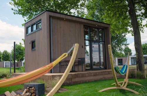 Maurik House | Escape to Tiny River House: Oceanfront Pet-Friendly Oasis