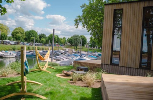 Maurik House | Escape to Tiny River House: Oceanfront Pet-Friendly Oasis