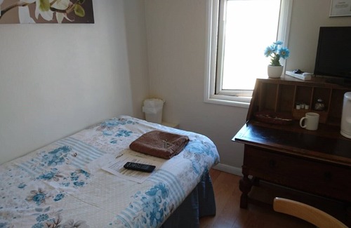 Harlington House | Cozy Shared Bathroom Room with Breakfast Included