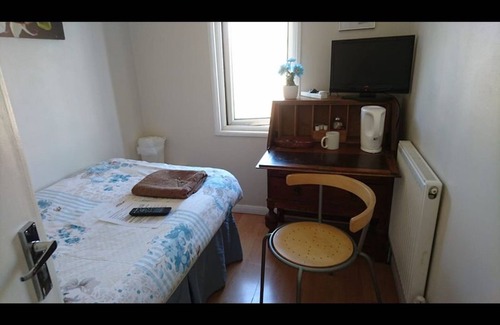 Harlington House | Cozy Shared Bathroom Room with Breakfast Included
