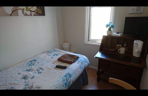 Harlington House | Cozy Shared Bathroom Room with Breakfast Included