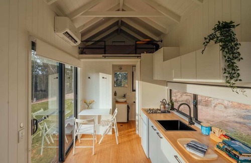 Millingandi Cabin | Beachfront Haven: Tiny Sophie with Ocean Views & Kitchen
