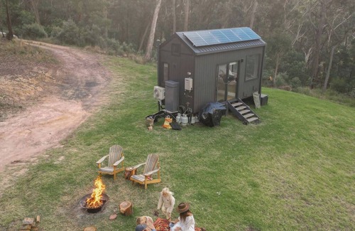 Millingandi Cabin | Beachfront Haven: Tiny Sophie with Ocean Views & Kitchen