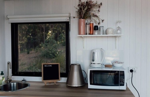 Wongawallan House | Pet-Friendly Stay at Tiny Tamborine 2 Summ in Comfort